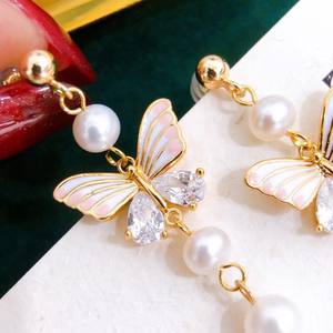 Pendientes Colgantes de Perlas de Agua Dulce de Estilo Retro Europeo Americano, 4-5 Perlas, Forma de Mariposa, Joyería de Moda para Venta al por Mayor - Product Image 2