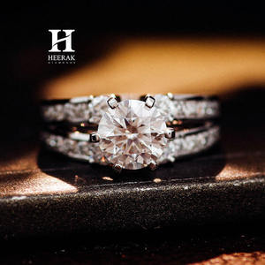 Bague de fiançailles solitaire en or blanc massif avec diamant rond, double anneau et tige architecturale fendue pour femme - Product Image 5