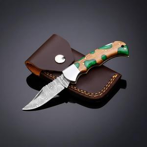 Cuchillo plegable de acero de Damasco Nordic Forge con bloqueo trasero, mango de resina y madera de olivo, funda, cuchillo de bolsillo EDC para camping y caza. - Product Image 5
