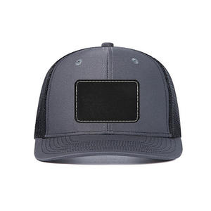 หมวกแก๊ปตาข่ายแบบยูนิเซ็กซ์ 6 แผง ปรับขนาดได้ ปิดด้วยกระดุมแบบ Snapback สีพื้นเรียบง่าย พร้อมดีไซน์ป้ายด้านหน้า - Product Image 5