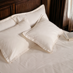 Ensemble de draps blancs crème classiques avec taies d'oreiller douces, literie confortable et durable pour une chambre élégante, confort et style. - Product Image 1