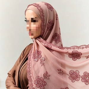 Accessoires vestimentaires : Bordure de foulard en mousseline brodée à la machine avec motif floral rose poudré, dentelle pour hijab, applique en voile – Vente en gros - Product Image 1