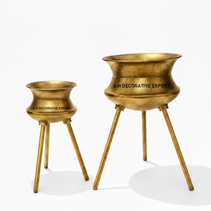 Jardinière sur trépied en or antique |   Pot décoratif en aluminium pour intérieur, style mid-century modern, pieds hauts, écologique, pour mariage, maison, bureau - Product Image 1