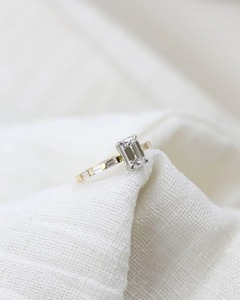 Anillo de Diamante Cultivado en Laboratorio con Corte Esmeralda Vintage de 1.75 CT, Oro de 14K en Dos Tonos, Engaste de Barra, Hombros con Corte Baguette, Anillo de Novia - Product Image 4