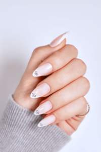 Uñas Postizas Francesas Color Oro Nude, Minimalistas, Forma Almendrada, Material ABS, Longitud Media, 24 Piezas, Fabricación OEM ODM - Product Image 4