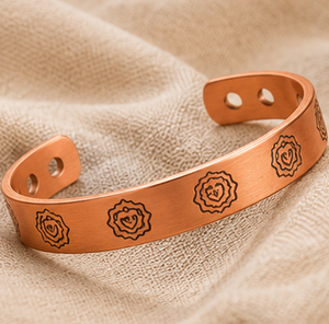 Bracelet de santé en cuivre massif gravé avec un mantra ayurvédique traditionnel, bijoux en métal à la mode, design exquis en relief - Product Image 3
