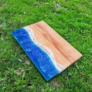 Tabla de servir de madera de acacia con arte de resina oceánica, bandeja de charcutería de epoxi hecha a mano con diseño de olas de playa, bandeja de queso con temática costera, arte de cocina - Product Image 5