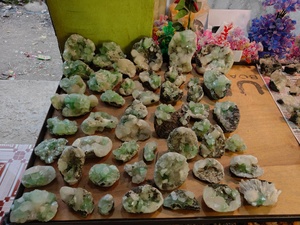 Venta al por mayor de cristales de calcita verde natural a granel, especímenes de mineral, drusas, geodas, piedras curativas de Madhya Pradesh - Product Image 1