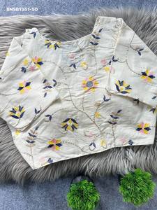 Chemisier rembourré à col en V pour femme, en coton cambriqué de qualité supérieure avec sequins en fil de coton pur et broderies, tendance - Product Image 3