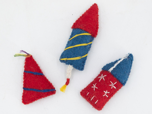 Decoración de petardos de fieltro hecha a mano para el 4 de julio, adorno colgante de comercio justo para el Día de la Independencia - Product Image 5