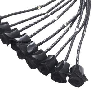 Flogger en véritable peau de mouton avec poignée lisse et arrondie, boucle en acier, largeur 2,5 cm, détection par aiguille, plusieurs cordons flexibles - Product Image 3