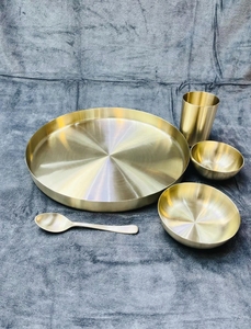 Service de table de luxe rond en métal bronze 24 pièces avec finition dorée en relief, écologique, durable et compatible lave-vaisselle - Product Image 4