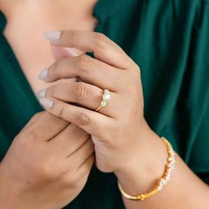 แหวนเพชรโมอิสซาไนต์สามเม็ดสุดหรู ดีไซน์ใหม่ล่าสุด ทอง 14K สำหรับเป็นของหมั้นหรือของขวัญวันครบรอบ มีจำหน่ายในราคาพิเศษ - Product Image 1