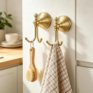 Gancho de pared de latón cepillado de doble púa con placa trasera redonda contemporánea, colgador metálico para toallas, batas, bolsos y accesorios de baño premium - Product Image 3