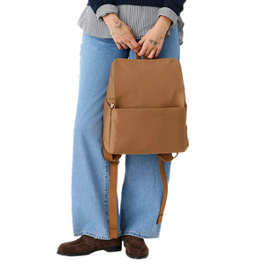 Sac à dos à couches de qualité supérieure pour bébé avec organisation intelligente, porte-biberons isothermes et construction imperméable - Product Image 1