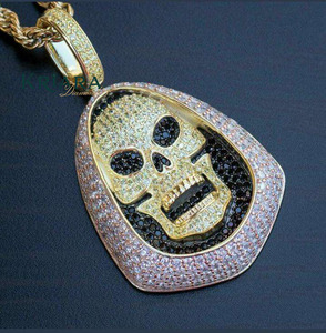 Pendentif Crâne en Argent 925 Plaqué Or 22K avec Moissanite Taille Ronde Brillante Style Punk Unisexe - Product Image 2