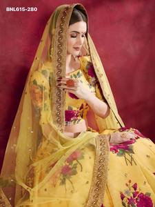 ชุดเลเฮนกา-โชลีและผ้าคลุมไหล่ลายดอกไม้พิมพ์ดิจิทัล ประดับเลื่อมและมุก ดีไซน์หรูหรา ผลิตจากผ้าไหมอาร์ตซิลค์ พร้อมจำหน่ายทั่วโลก - Product Image 6