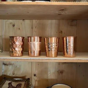 Ensemble de vaisselle en cuivre style vintage, finition martelée, écologique, pour la salle à manger - Product Image 1