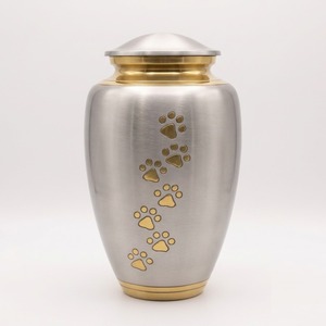 Urne funéraire en argent pour cendres d'adultes avec motif floral gravé et couvercle assorti, urnes funéraires pour cendres d'adultes - Product Image 2