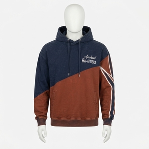 Sudadera con capucha colorblock para hombre en azul marino y marrón con panel diagonal y detalle de franja en la manga, bolsillo canguro, ropa urbana personalizada para hombre - Product Image 1