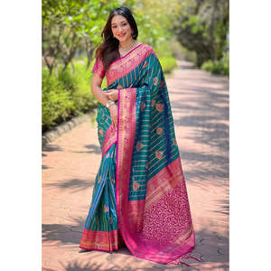 Robes de soirée Elite Weaves en soie douce vert bouteille avec contraste tissé Zari, élégantes et luxueuses - Product Image 2