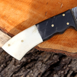 Cuchillo de Caza y Camping Multifuncional de Acero Damasco con Alto Contenido de Carbono, Hoja Recta, Espiga Completa y Mango de Madera Pakka - Product Image 3