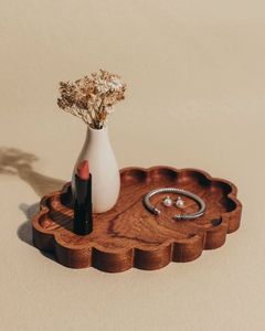 Plateau de service artisanal en bois d'acacia, finition laquée sculptée, style classique, pour boissons et aliments, portable, réutilisable, présentoir pour salon - Product Image 1