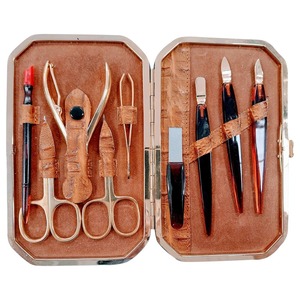 Kit de manucure 9 en 1 en acier inoxydable avec étui, ensemble de manucure portable de style classique pour adultes - Product Image 1