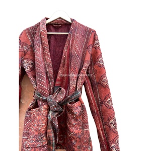 Albornoz corto estampado Ajrakh de algodón para mujer al por mayor, chaqueta de invierno bordada Kantha hecha a mano con estilo étnico tejido - Product Image 1
