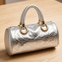 Mini sac cylindrique en cuir verni froissé avec poignées épaisses en anneau doré pour femme