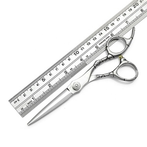 Ciseaux de barbier en acier inoxydable à haute teneur en carbone, design tendance argenté, taille personnalisée, ensemble professionnel pour salon de coiffure - Product Image 2