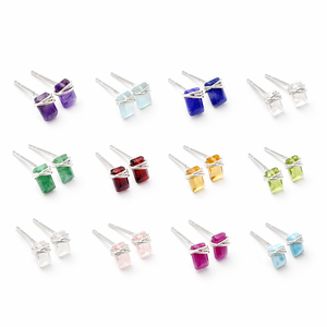 Boucles d'oreilles clous minimalistes élégantes en améthyste, en laiton avec finition argentée, vente en gros 2026, art portatif fait main pour femmes - Product Image 4