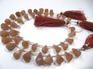 Perles de pierre de lune naturelle pêche, facettées en forme de goutte, de 6x10mm à 9x15mm, vendues par brin de 8 pouces de long - Product Image 1