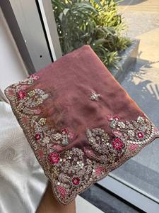 Sari en soie de mousseline Fendy de créateur, broderie élégante, bordure passepoilée, réversible, avec chemisier brodé non cousu pour mariage et Diwali - Product Image 5