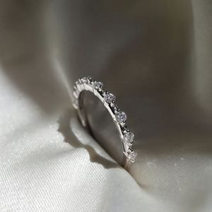 Anillo de Compromiso Apilable de Plata de Ley 925 con Moissanita de Corte Geométrico y Engaste Delicado, Anillo Minimalista para Boda, Aniversario o Promesa - Product Image 2