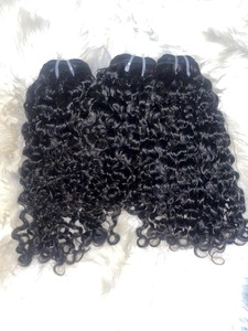 Extensiones de cabello humano rizado Jerry, fabricadas en India, para mujeres, con aspecto natural, calidad de salón, disponibles a un precio razonable. - Product Image 1