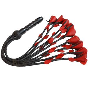 Fouet en cuir avec pointes rouges et brins tressés, prise en main confortable - Product Image 5