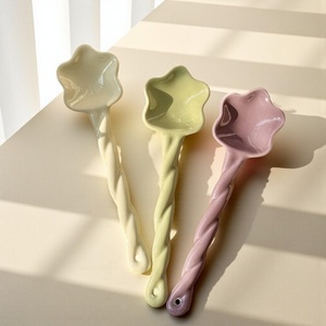 Cuillère à café artisanale esthétique, design étoile et fleur, ensemble de cuillères à dessert en résine pour la crème glacée, le thé, la cuisine et les cadeaux - Product Image 6
