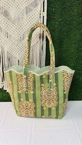 Sac fourre-tout en coton fait main, motif floral, bords festonnés matelassés, à porter à l'épaule, réutilisable, pour les courses quotidiennes - Product Image 2