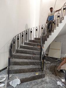 Balustre moderne MS au toucher doré élégant, conçu pour les intérieurs de villas de luxe et les espaces résidentiels haut de gamme, au fini doré. - Product Image 4