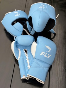 ชุดนวม Fly SuperLace MMA สำหรับซานด้าและมวย  หนังวัวแท้สั่งทำพิเศษ  แบบเต็มนิ้ว ระบายอากาศได้ดี พร้อมที่ครอบมือ  ที่ครอบแก้ม และที่ครอบศีรษะ - Product Image 3