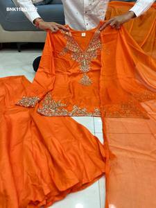 Impresionante conjunto de Mul Chanderi de colores vibrantes con top y dupatta con bordados a mano, fabricado en India. Compra en línea en India. - Product Image 4