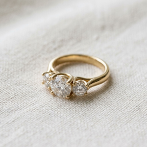 Anillo de Compromiso de Oro Amarillo de 18K con Diamantes para Mujer, Diseño Clásico de Tres Piedras, Diamantes Cultivados en Laboratorio Color E, Certificado IGI, para Boda o Fiesta - Product Image 3