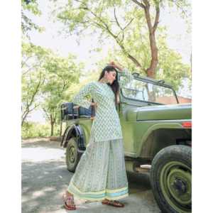 Conjunto de Kurta de Tela Crepé Transpirable Color Verde Pista para Mujer, Talla XS - Product Image 3