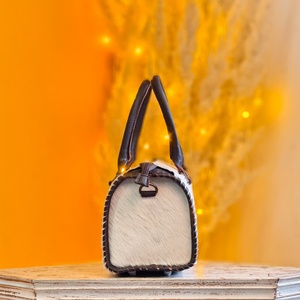 Sac de voyage mini Speedy en cuir véritable de luxe fait main avec un design de concho en pierre turquoise pour femmes - Product Image 3