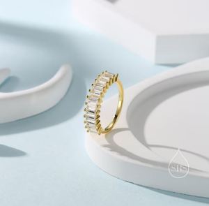 Anillo de Plata de Ley con Zirconia Cúbica Corte Baguette, Diseño de Media Eternidad Infinita, Engaste de Puntas, Chapado en Oro/Plata, Lujoso para Boda - Product Image 2