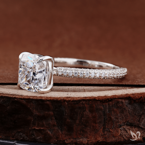 Anillo de Boda con Diamante Cultivado en Laboratorio de Corte Cojín de 3CT, Certificado IGI, Banda Pavé de Tres Hileras, Centro Cuadrado Grande, Romántico y Lujoso, Oro Blanco de 10K - Product Image 3