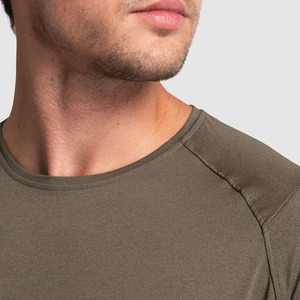 T-shirt homme en polyester et élasthanne, coupe classique, manches raglan, logo personnalisé de haute qualité. - Product Image 2