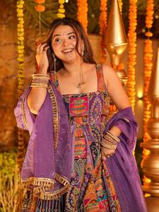 Ensemble Anarkali en soie brodée violette avec dupatta, longueur ras du sol, tenue traditionnelle indienne et pakistanaise pour mariage, coupe ample pour femme - Product Image 4