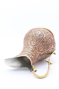 Pichet en cuivre gravé au design unique, élégant et artisanal, idéal pour les occasions festives et les cadeaux, provenant d'Inde. - Product Image 3